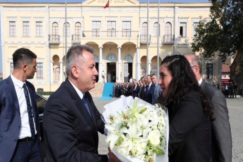 İzmir Valisi Dr. Süleyman Elban Göreve Başladı