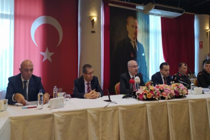 İzmir Valisi Köşger Bir Bardak Suda Fırtına Koparıyorlar  