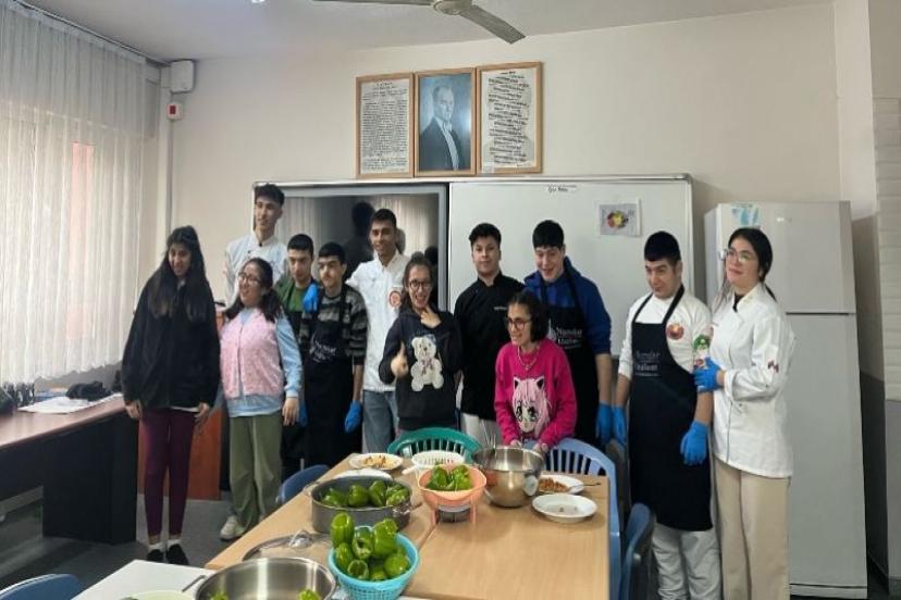 İzmirli Gençler İyilik Hareketi Başlattı