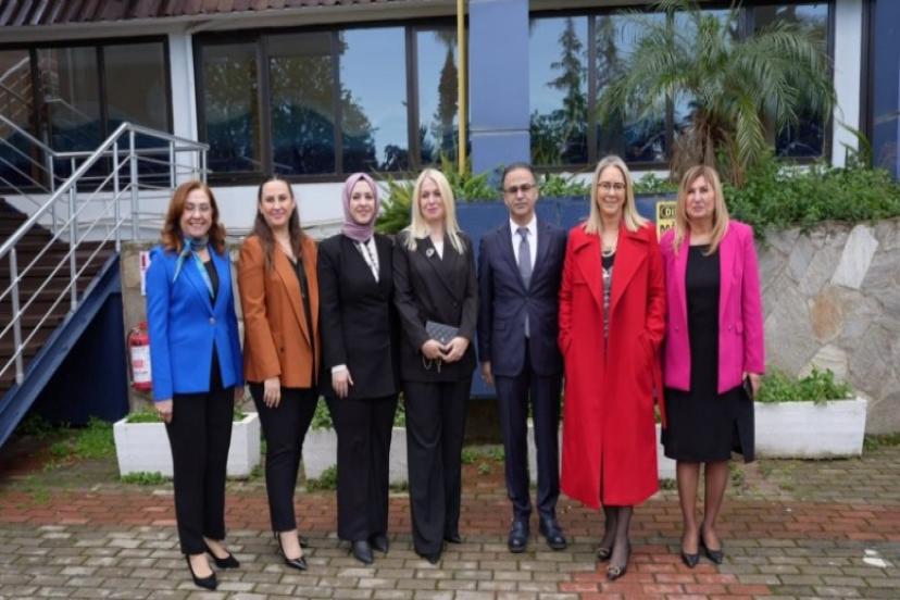 KADEM İzmir'den 'Dünyanın Yükünü Taşıyan Kadınlarımız' Temalı Etkinlik