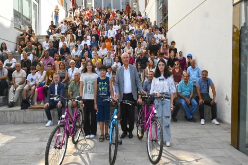 Karabağlar Belediyesi'nden başarılı öğrencilere bisiklet armağanı