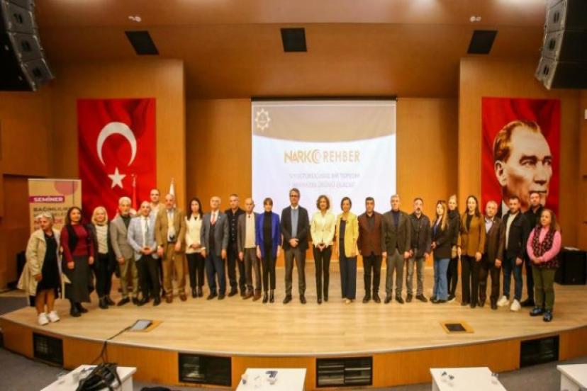 Karabağlar Belediyesi’nin bağımlılık seminerleri yoğun ilgi görüyor