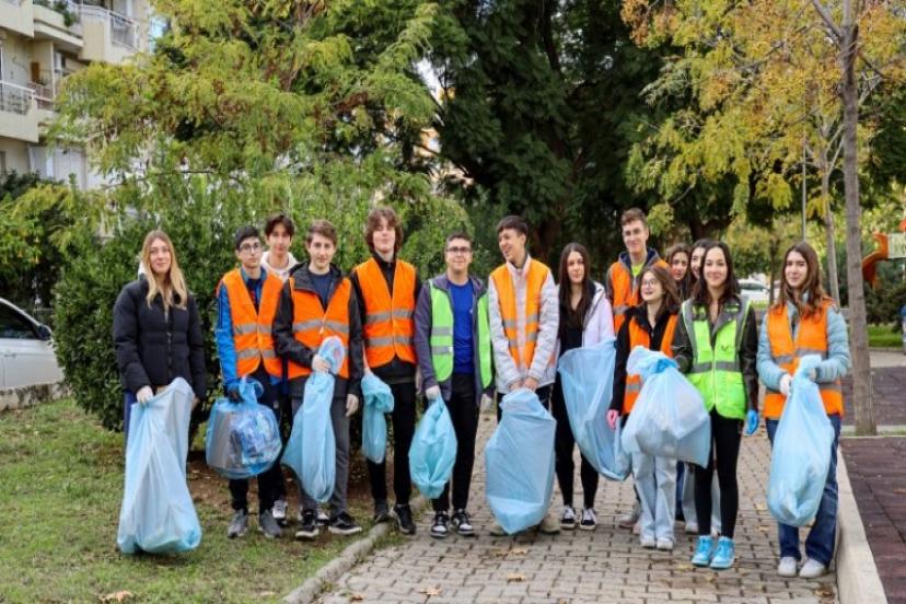 Karşıyaka Belediyesi gençlere geri dönüşüm bilinci aşılıyor