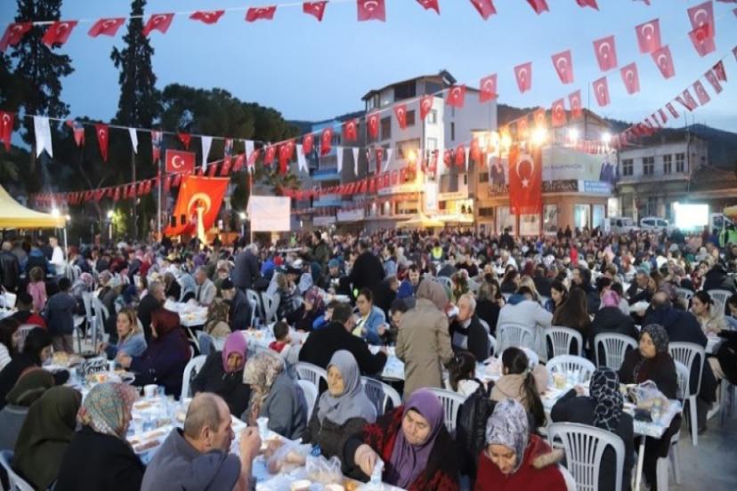 Kınık Belediyesi’nden hemşehrilerine 5000 kişilik iftar sofrası