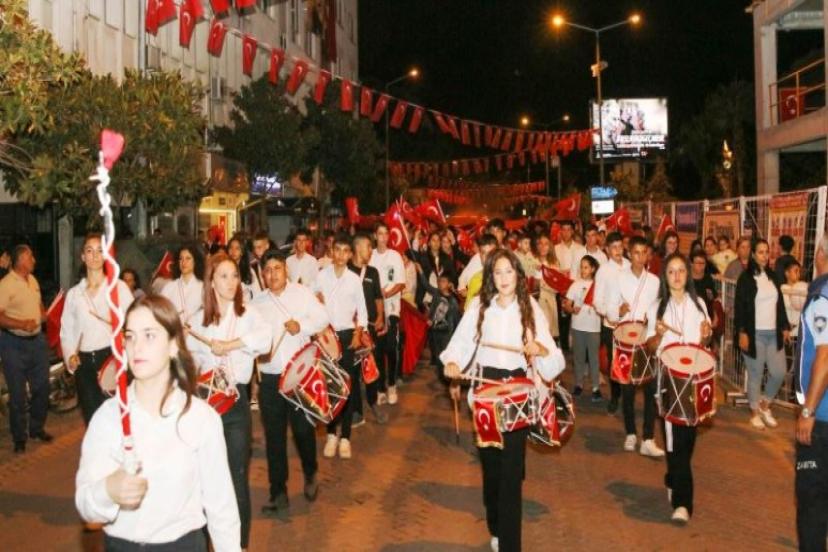 Kınık’ta 100. yıl coşkusu belediye hoparlörüyle sokaklarda yankılandı