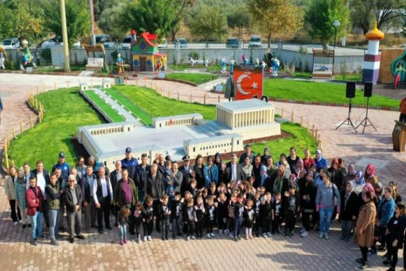 Kınıklı çocuklar Çocuk Köyü’ndeki Anıtkabir Miniatürk’te