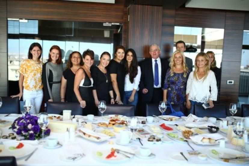 Kipa CEO’su Bill O’Neill önce İzmirli kadınları dinledi