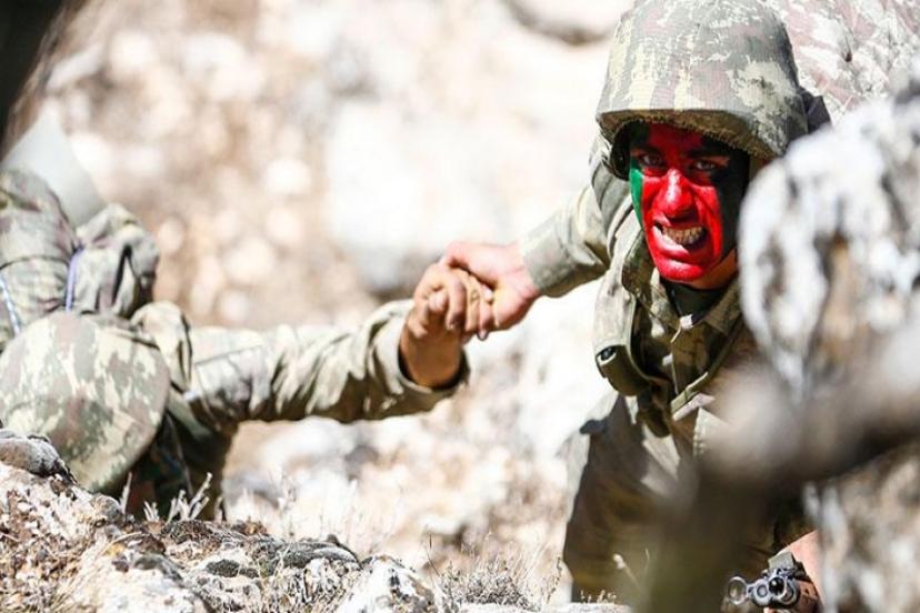 Komandolar, zorlu arazi şartlarında teröristlerin izini sürüyor