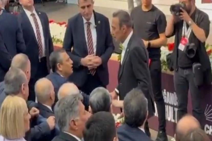 Kurultayda gergin dakikalar!  Aday olamayan Berhan Şimşek, Özgür Özel'le tartıştı