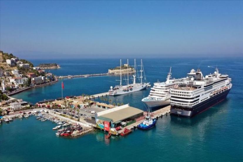 Kuşadası'na 3 kruvaziyerle 8 bin 576 turist geldi