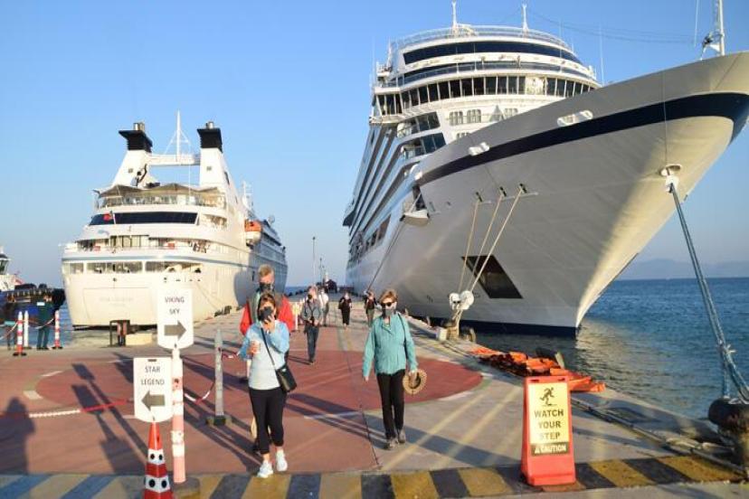 Kuşadası'na iki kruvaziyerle 570 turist geldi