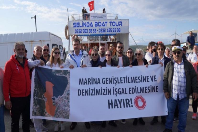 Marinaya karşı, tekneli protesto 