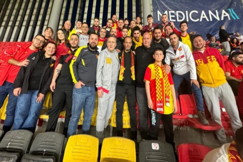 Mazbatayı Aldı Tribüne Koştu