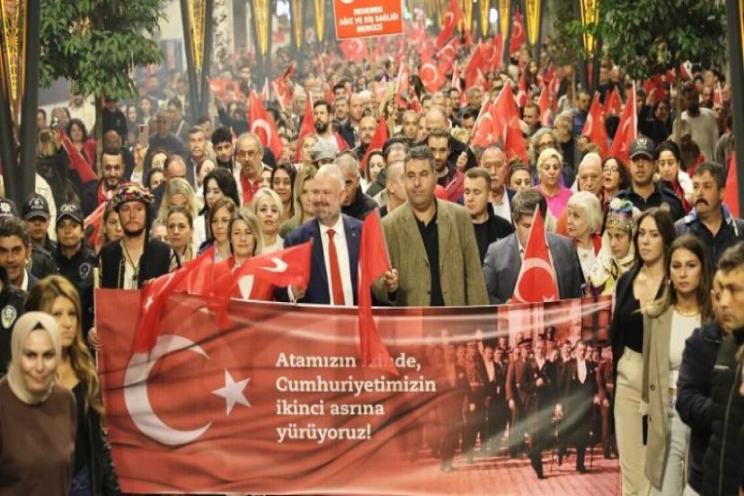 Menemen'de Binler, Cumhuriyet Aşkıyla Yürüdü