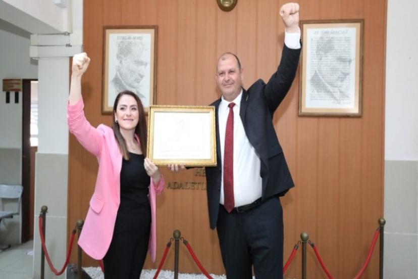 Muhtar Başkan Mazbatasını Aldı