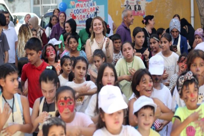 ‘Mutlu Çocuklar Sokağı’ ile Konak’ta  sokaklar çocukların oyun alanı oldu