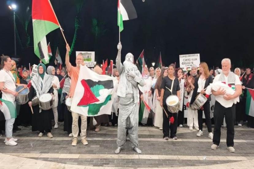 Nehirden Denize Filistinin Sesi İzmir'den Yankılandı