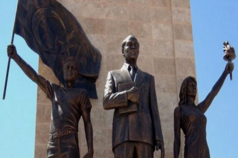 O Başkanının Skandal İcraatları Bitmiyor: Atatürk Heykelinin Yanına Eşinin Ve Kendisinin Heykelini Yaptırdı!