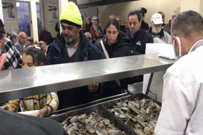 Onbinlere Kucak Açan Hatuniye Derneği İzmir'in En Büyük Gönül Sofrası Oldu