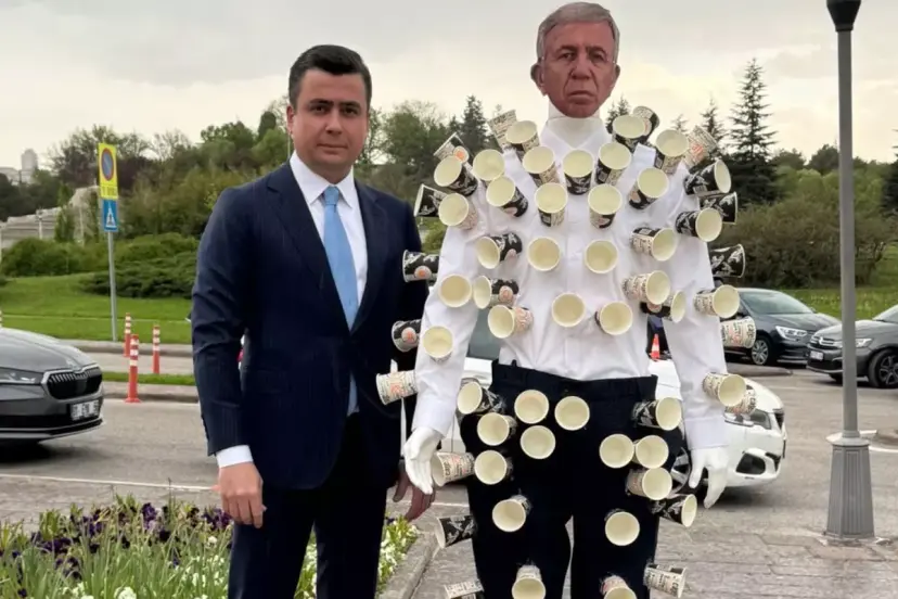 Osman Gökçek, Meclis'e Yavaş maskeli cansız mankenle geldi