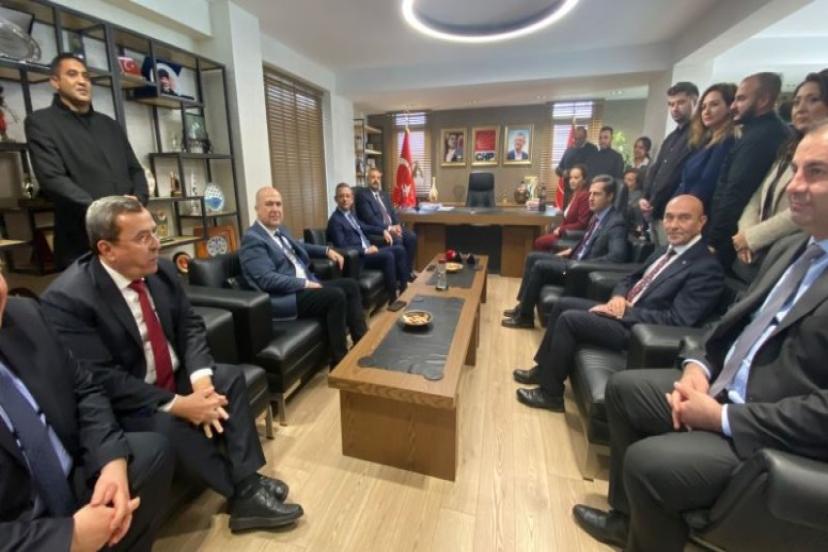 Özel İzmir'de konuştu: İzmir'e özel bir olumsuzluk yok