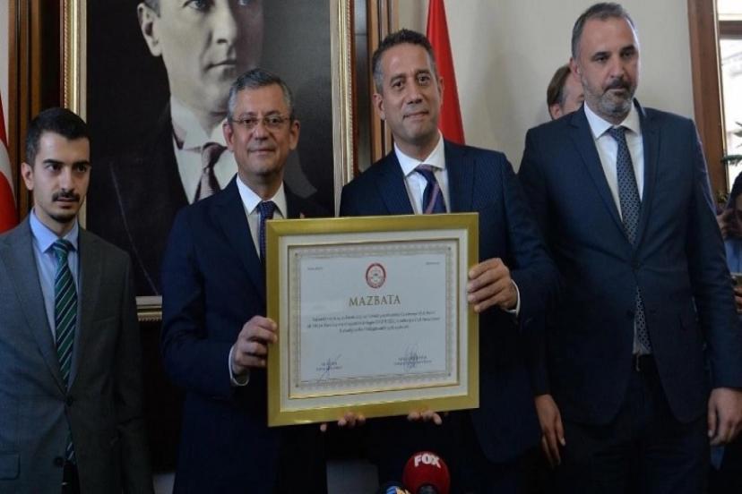 Özgür Özel mazbatasını aldı