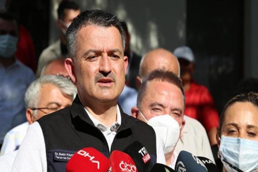 Pakdemirli: 3 uçak, 38 helikopter, 472 arazöz ve 4 bin personelle yangınlarla mücadele ediyoruz