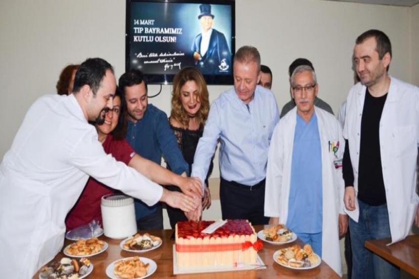 Profesörden Tıp Bayramı Mesajı: "Biz Hipokrat Yeminini Böyle Günlerde İnsanlığa Hizmet Etmek İçin Ediyoruz"