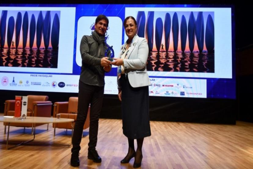 'Renkler' Temalı Ödül Töreninde Konuşan Kökkılıç: Sanat Topluma Işıktır