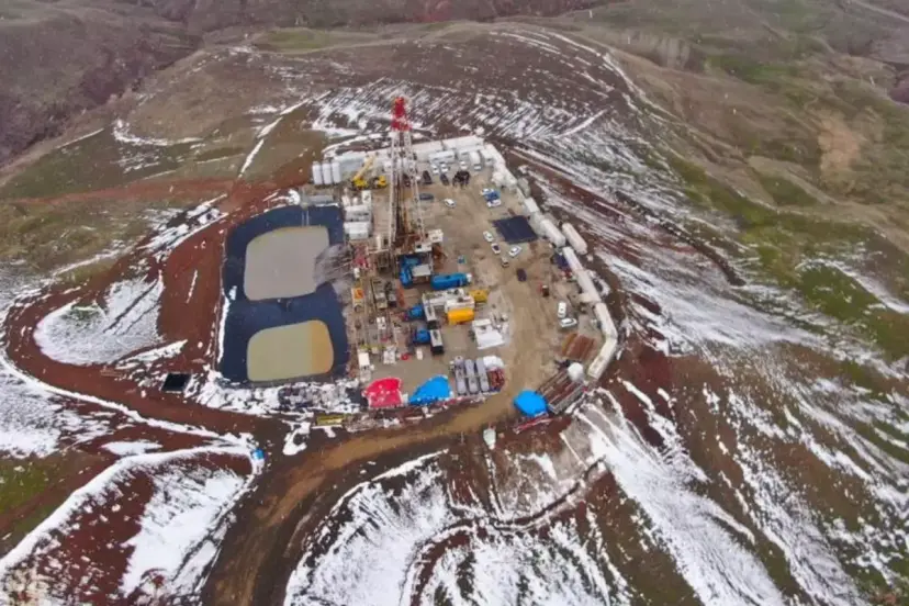 Rusların günlük 5 ton petrol çıkardığı bölgeye sondaj kulesi kuruldu