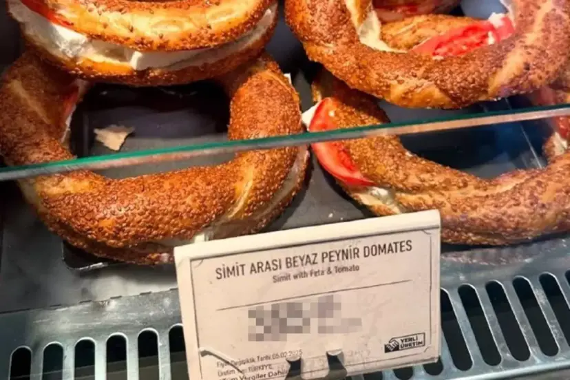 Sabiha Gökçen'deki kafede satılan simitin fiyatını görenler "Yok artık" diyor