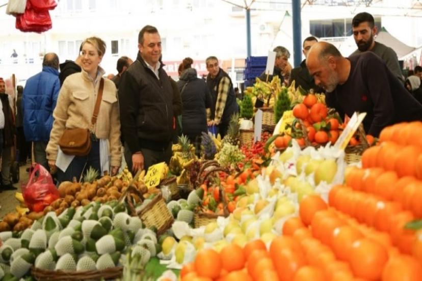 Seferihisar'da yoğun ilgi: Ahmet Aydın pazar yerinde vatandaşlarla buluştu