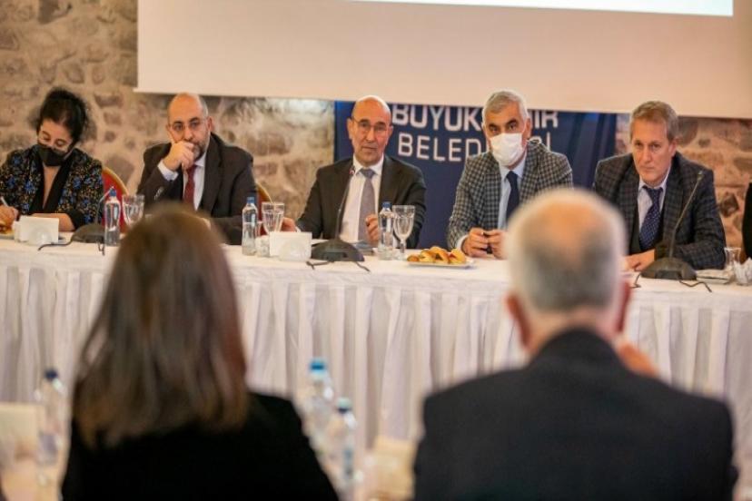 Soyer,13 kazı başkanıyla bir araya geldiği toplantıda konuştu: 'İzmir’in Akdeniz iddiasını sürdüreceğiz'