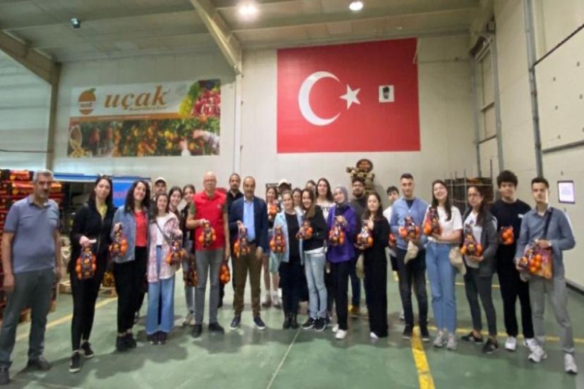 Tarım sektörünün geleceği olacak gençler, tarım işletmesi tozunu yuttular