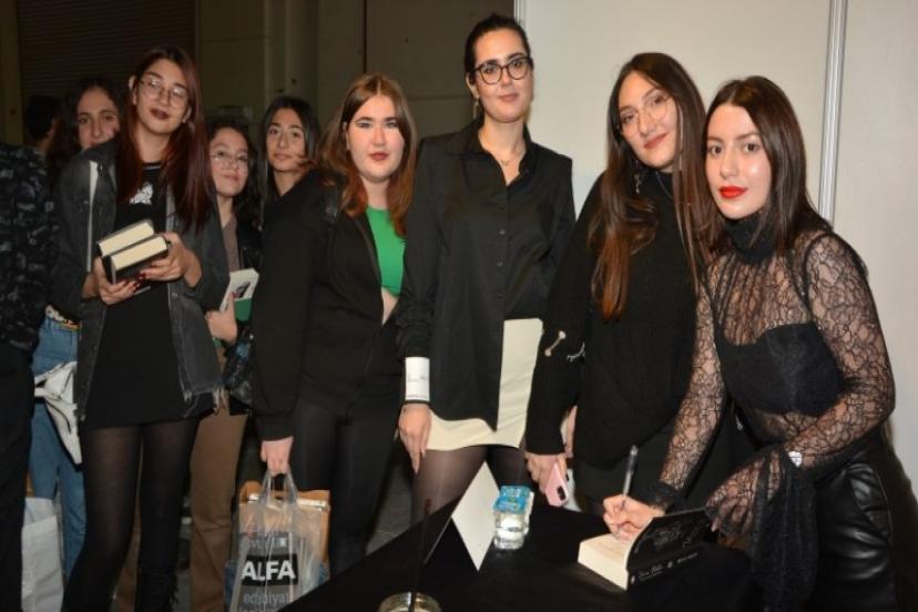 Tasarımcı Dilan Kaya Ve Yazar Beyza Aksoy, Kitapseverlerle Buluştu