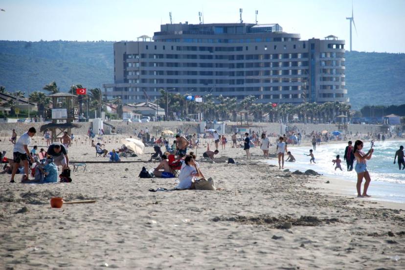 2 Günde Çeşmeye 100 Bin Kişi Giriş Yaptı: Tatilciler Çeşme'ye Akın Etti