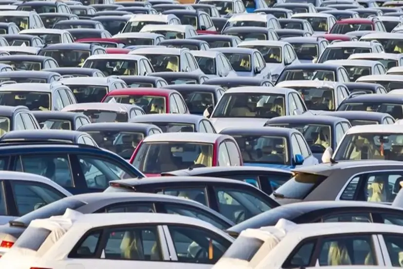 Tırlarla araç toplayıp piyasaya yön veren dev firmaların stoklarındaki rakamlar inanılmaz boyutlarda