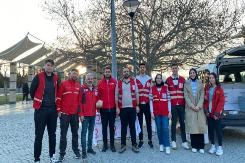 Türk Kızılay Konak Şubesinden İftar Kumanya Dağıtımı