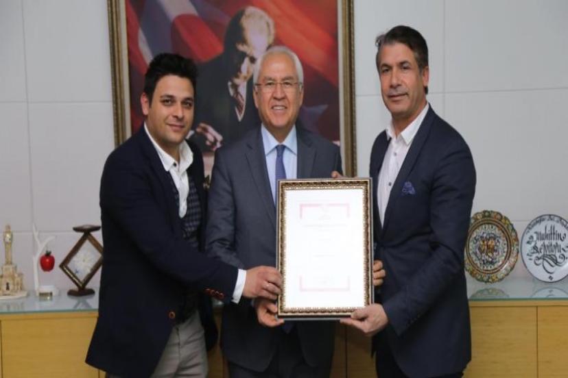 Süleyman Zemin Başkan Selvitopuna “Kavacık Üzüm’ü “Coğrafi İşaret Belgesini Teslim Etti