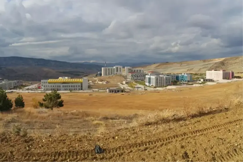 Uçsuz bucaksız arazinin ortasına yapmışlar! Türkiye'de bu üniversiteyi tercih edenler kara kara düşünüyor