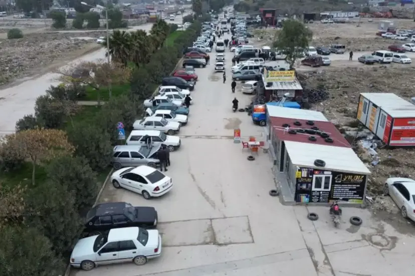 Ülkelerine dönmek isteyen Suriyeliler, araçlarını uyguna satıyor