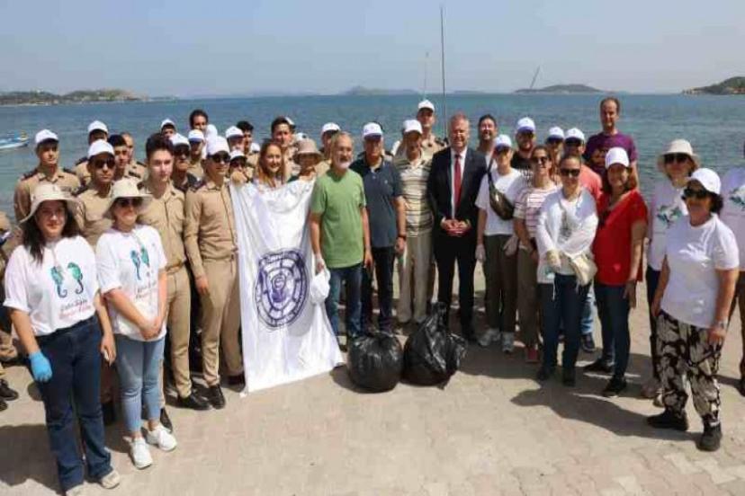 Urla’da kıyı temizleme çalışması gerçekleşti