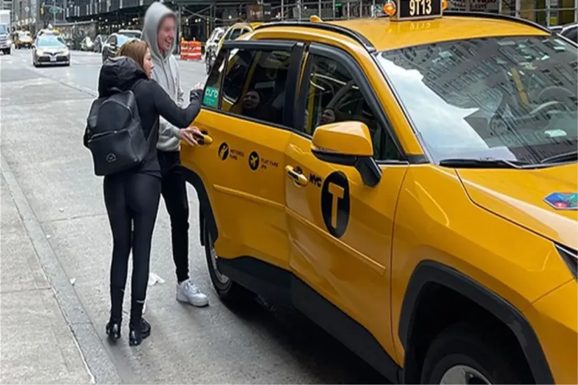 Yazar Eylem Tok ve oğlu ABD'de görüntülendi! Fotoğrafları çekilirken gülmeleri dikkat çekti