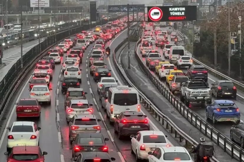 Yeni trafik cezaları Meclis'te, araç kullanırken telefonla konuşanlar servet ödeyecek