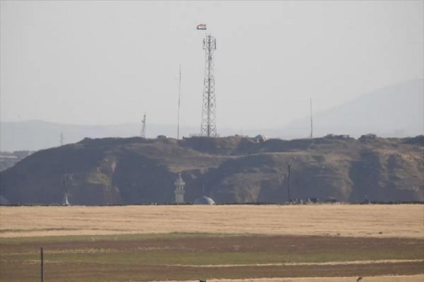 YPG/PKK Tel Rıfat'ta kendini rejim bayrağıyla kamufle etmeye çalışıyor