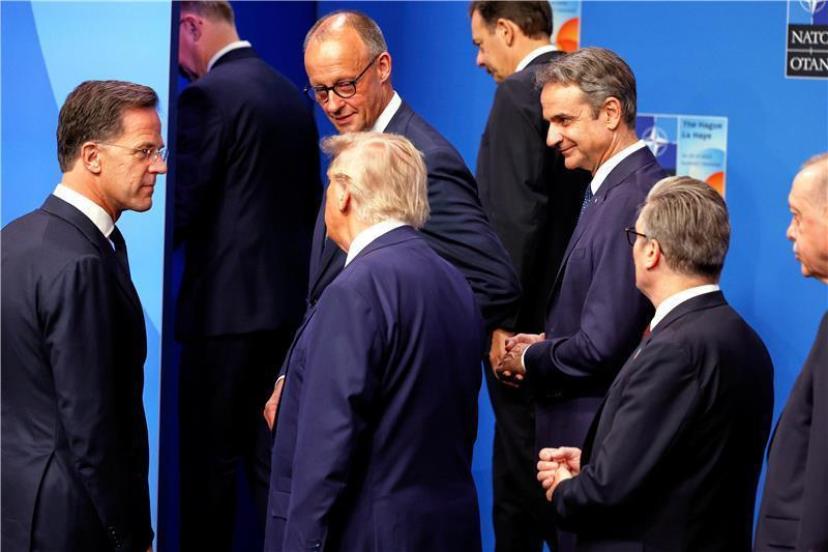 Yunan basını bu görüntüyü konuşuyor! Miçotakis'in çaresizliği, nefes almak için bile talimat bekliyor